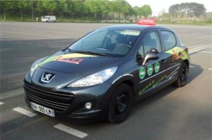 Une voiture d'Accès-Conduite